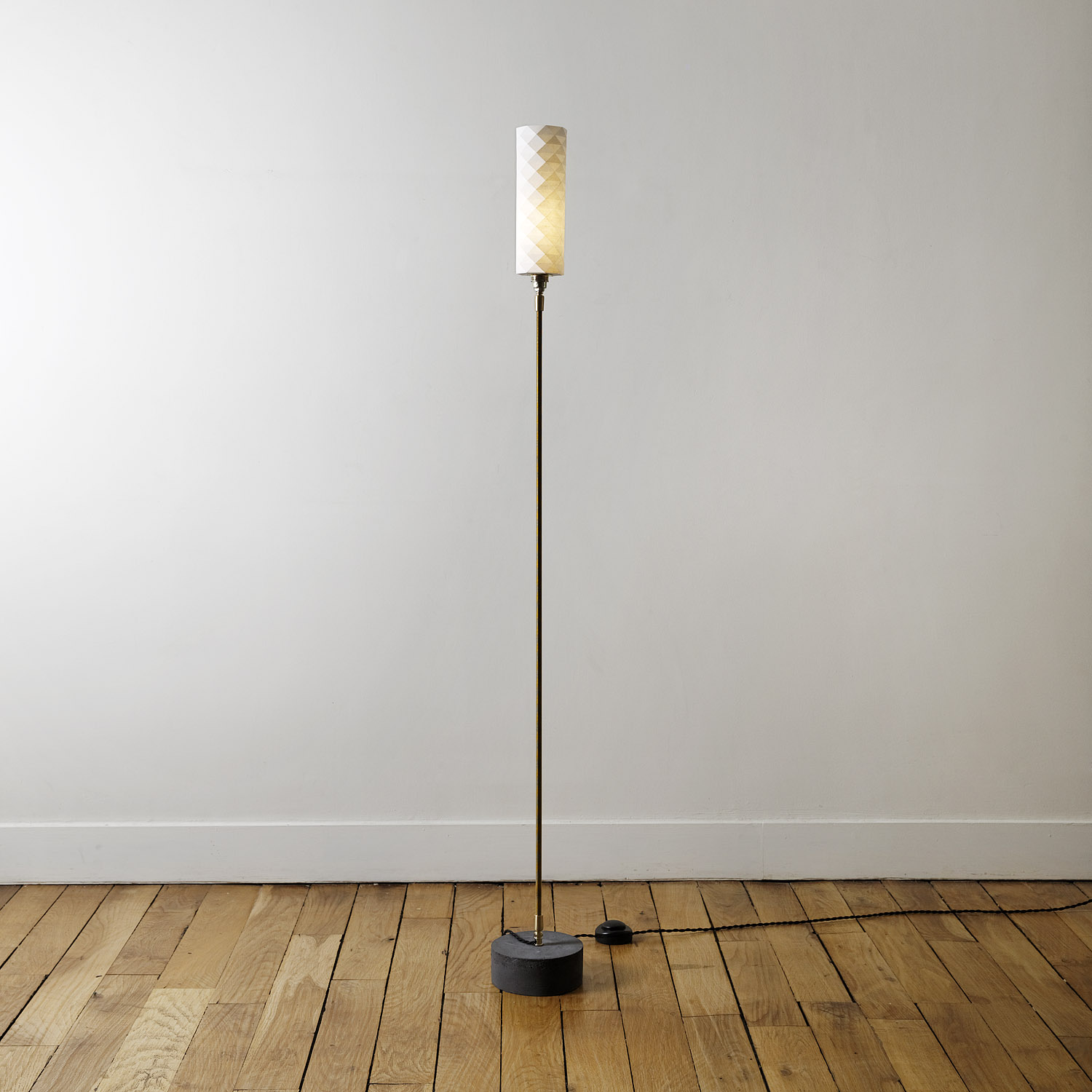 Lampe en bois flotté sur pied béton - création unique.