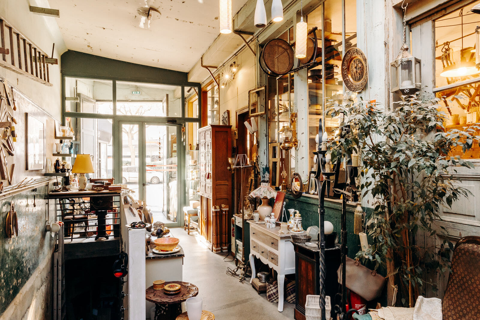 entrée de l'établisienne avec pleins d'objets de meubles disposés contre les murs