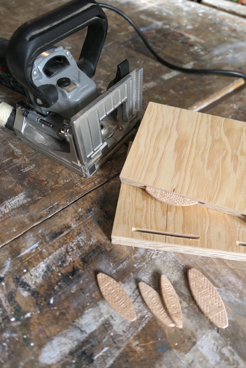 morceaux de bois posés avec des outils à côté