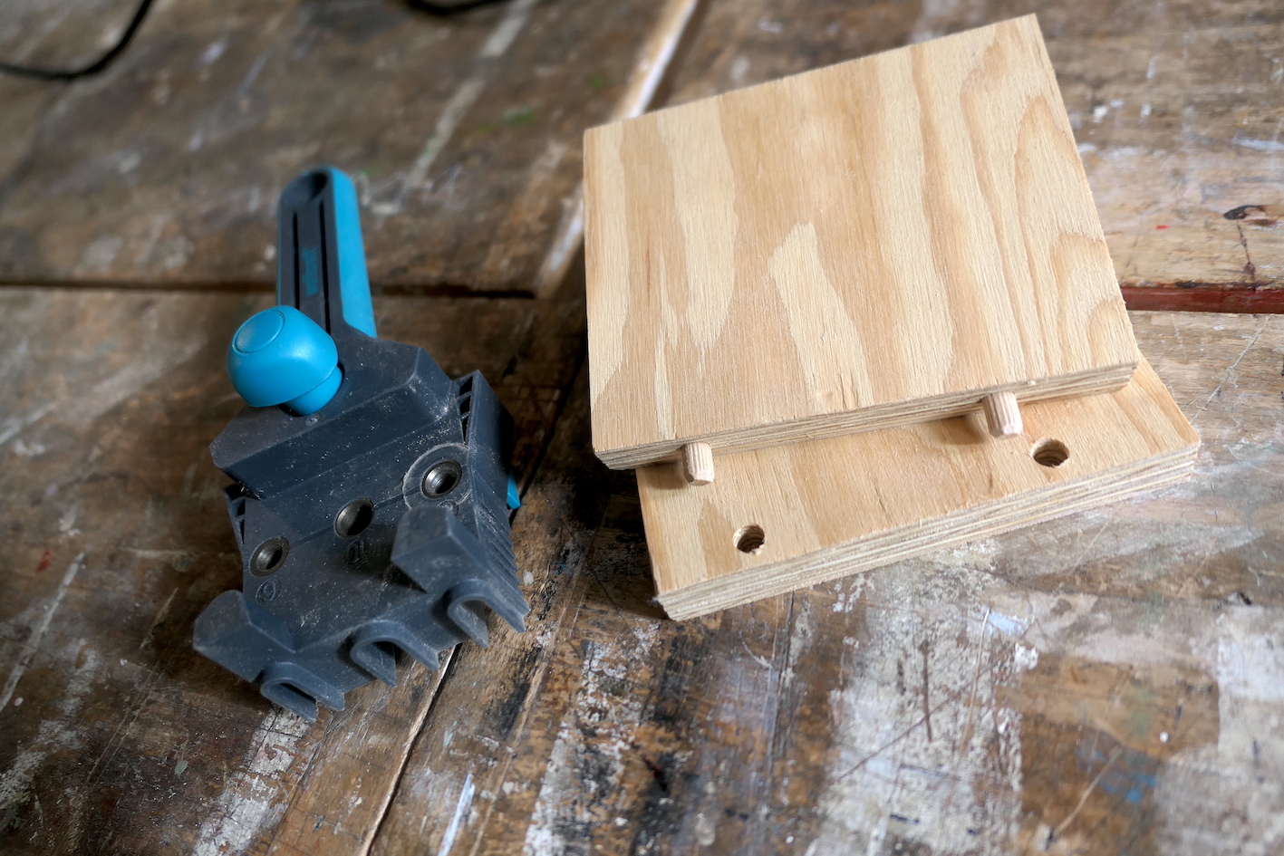 morceaux de bois posés avec des outils à côté