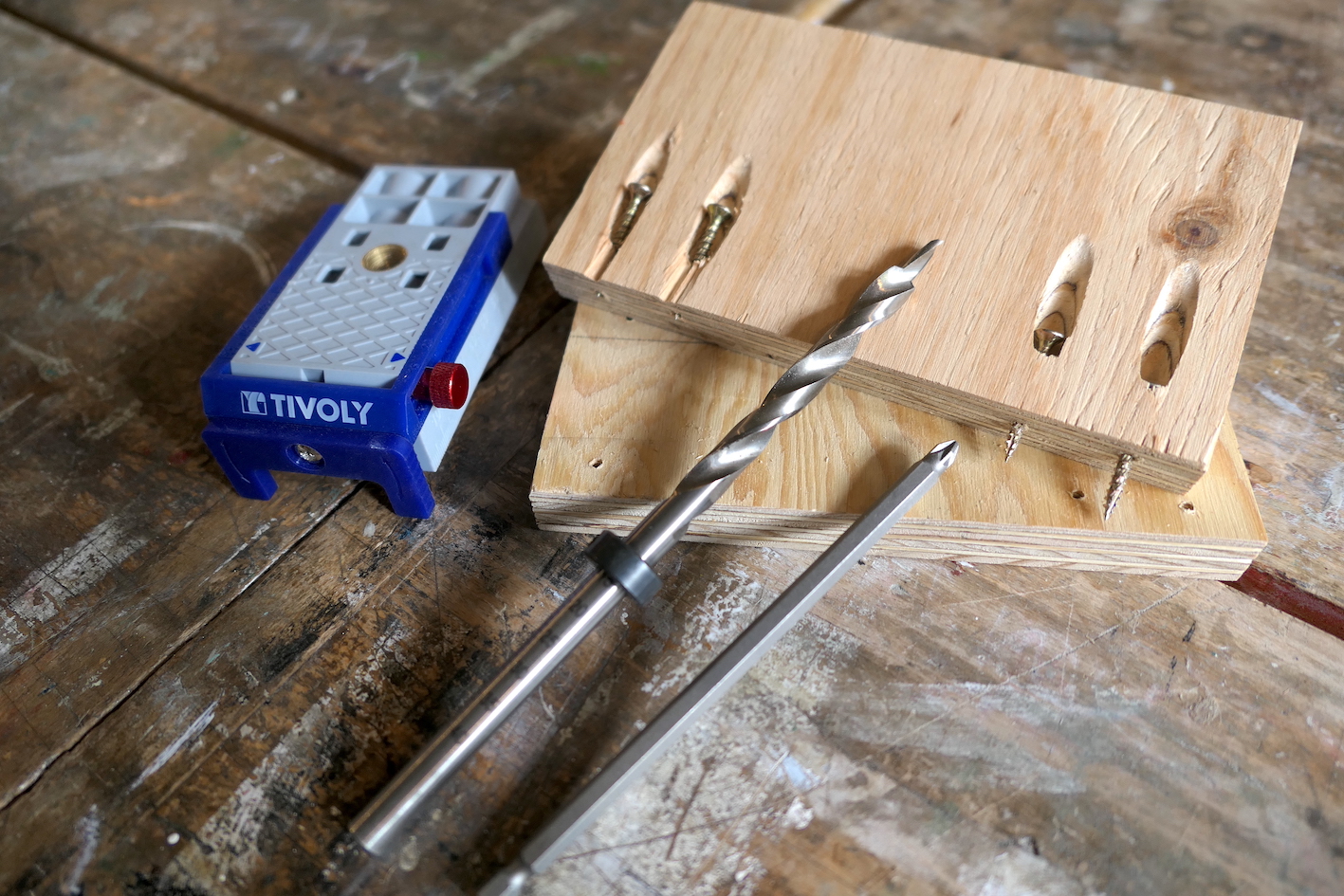 morceaux de bois posés avec des outils à côté