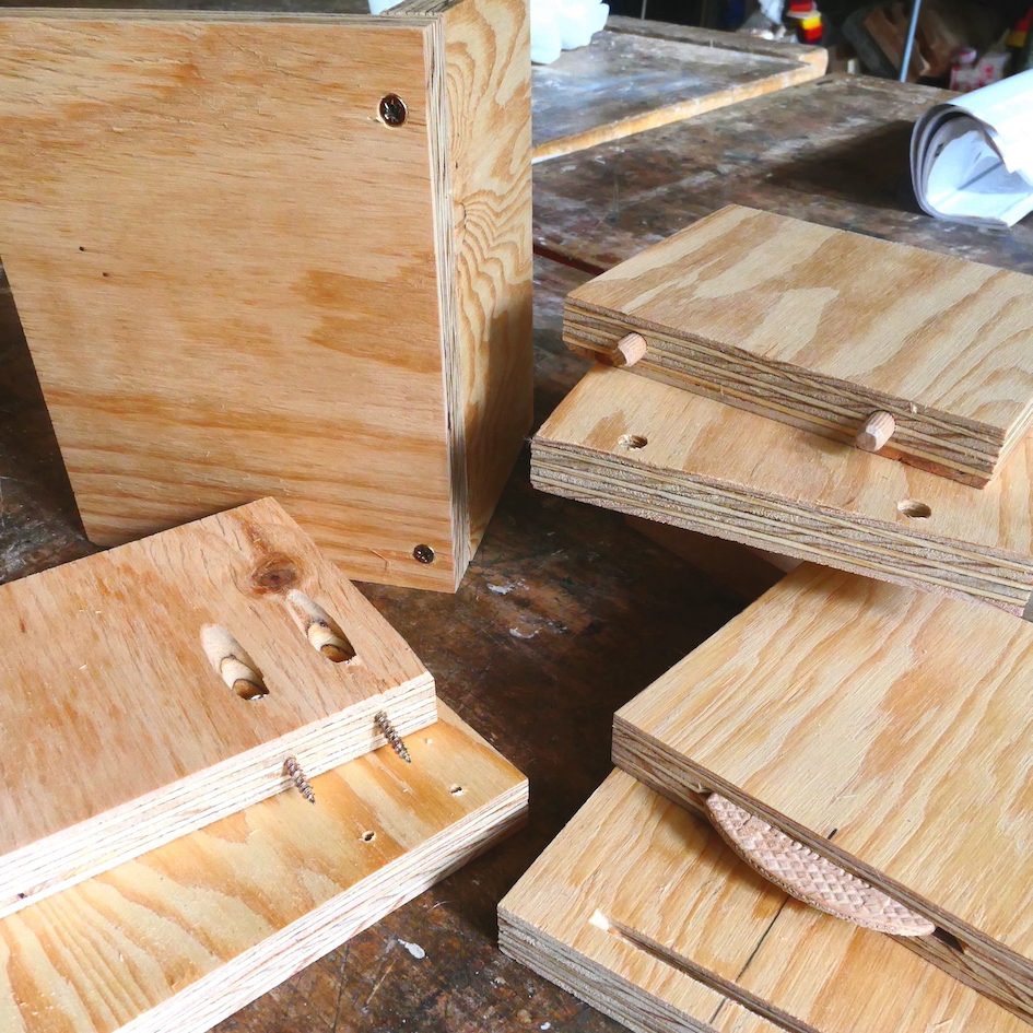 différents morceaux de bois posés les uns sur les autres sur une table
