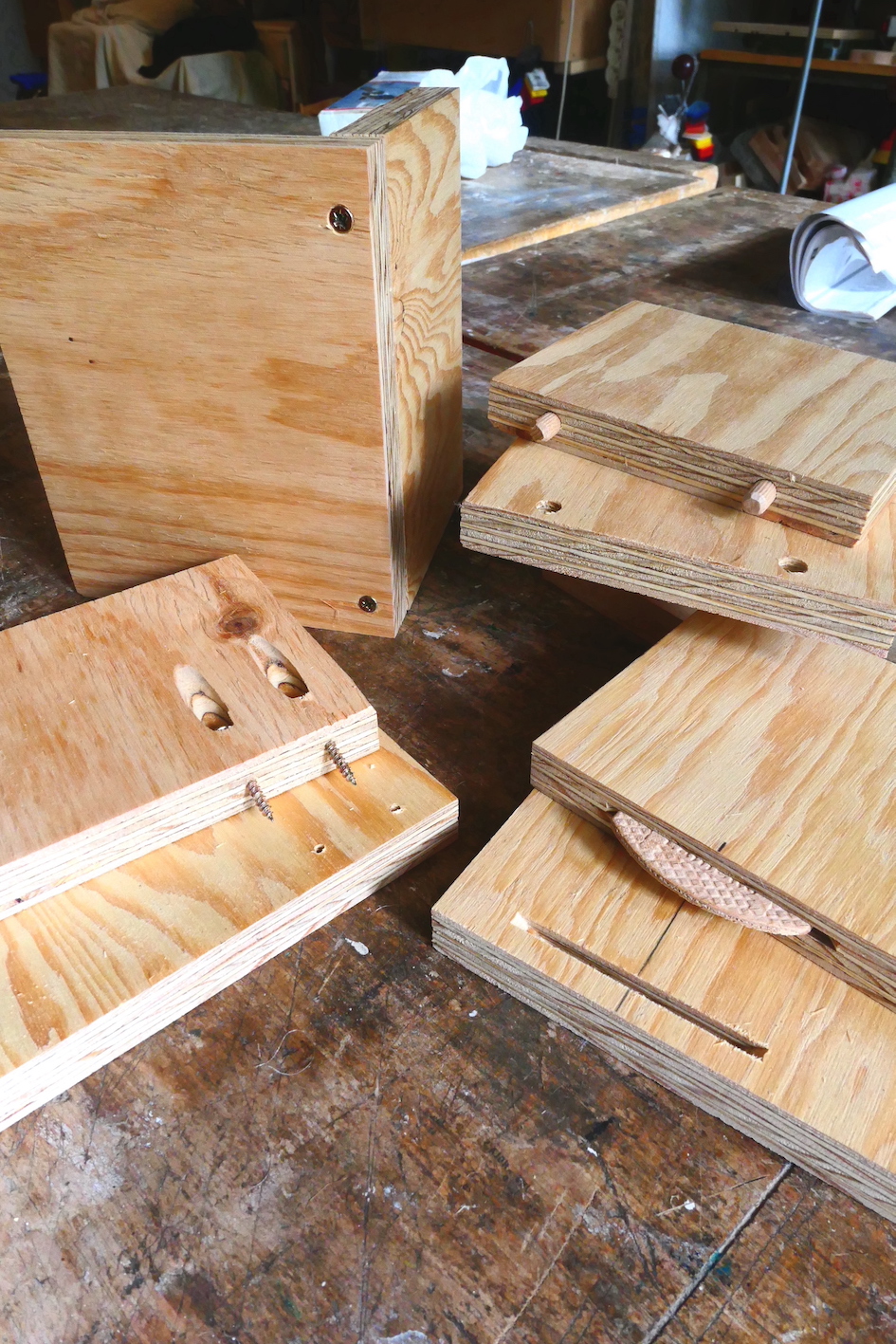 différents morceaux de bois posés les uns sur les autres sur une table