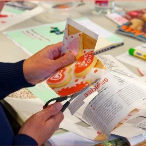 personne en train de découper des textes d'un magazine