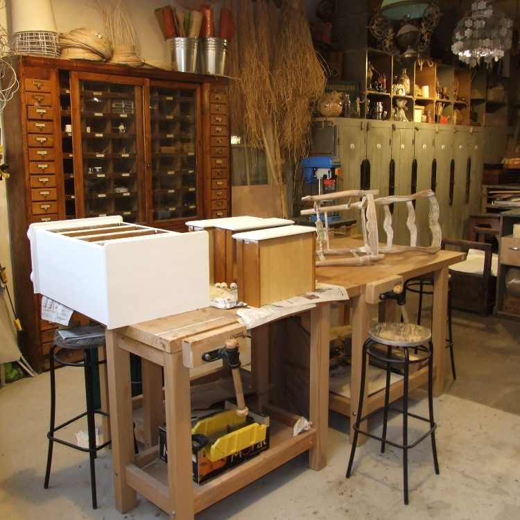 salle de cours avec une table en bois et des meubles en bois posés dessus