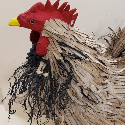 coq sculptée en papier mâché