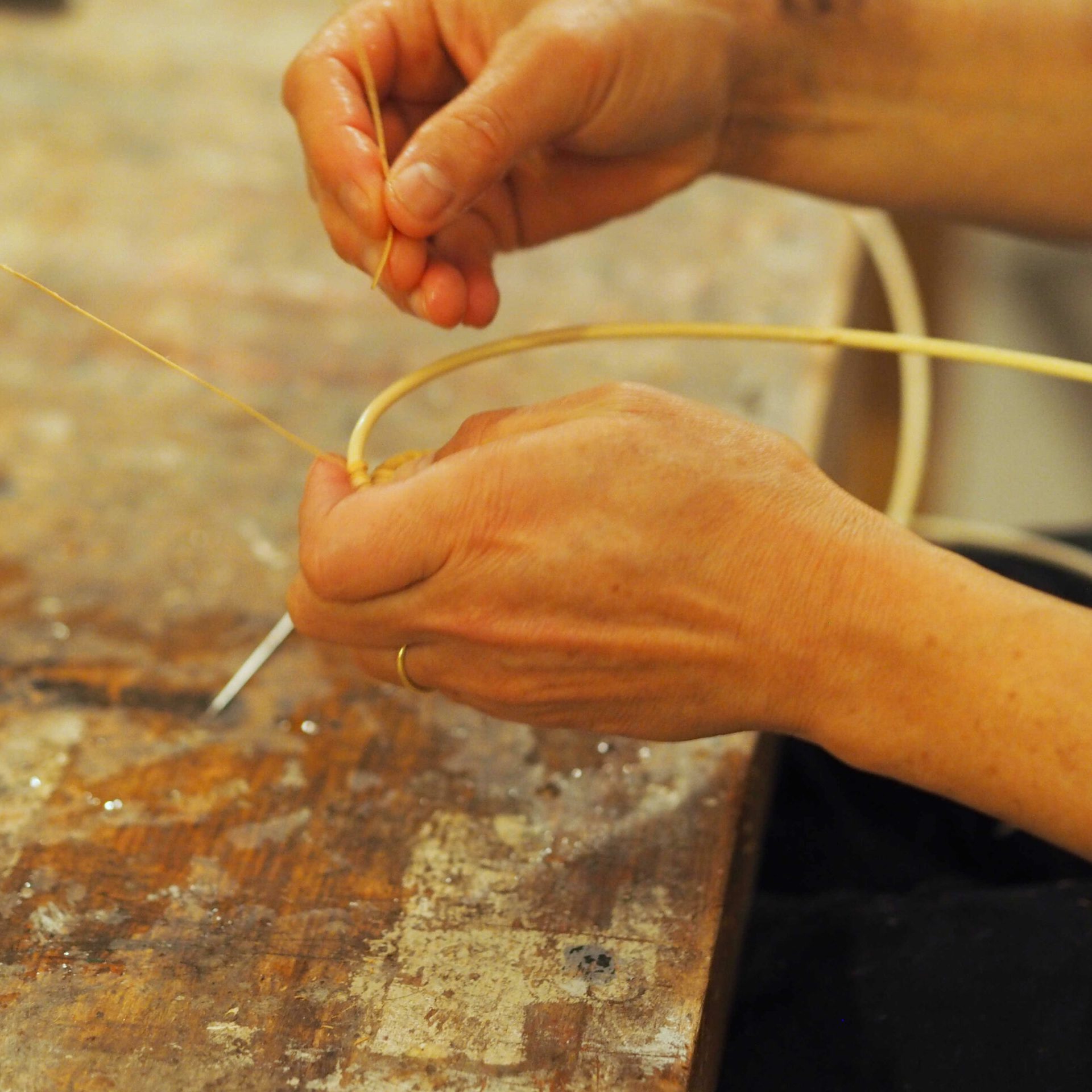 gros plan sur des mains qui tiennent des fibres