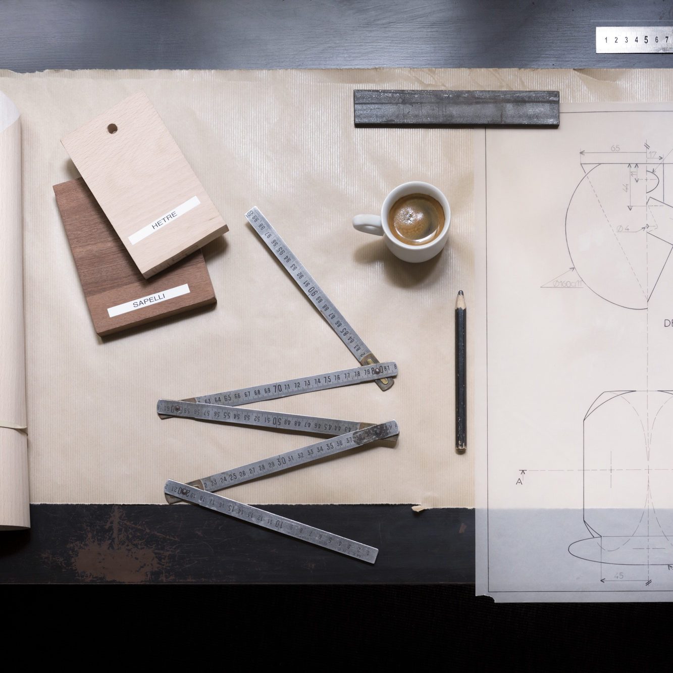 papier étalé sur une table avec des outils par dessus