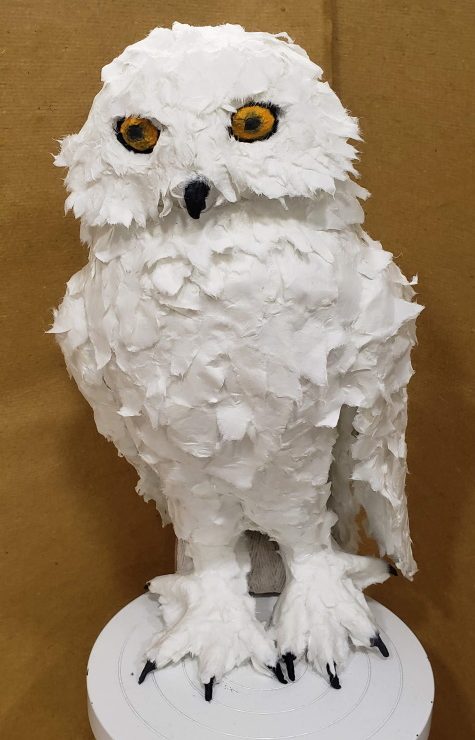 hibou sculpté en papier mâché