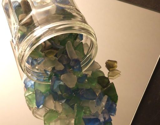 morceaux de verres colorés renversés dans un bocal