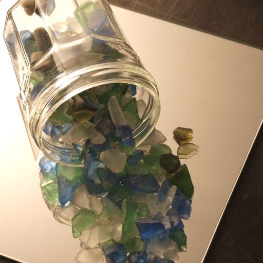 morceaux de verres colorés renversés dans un bocal