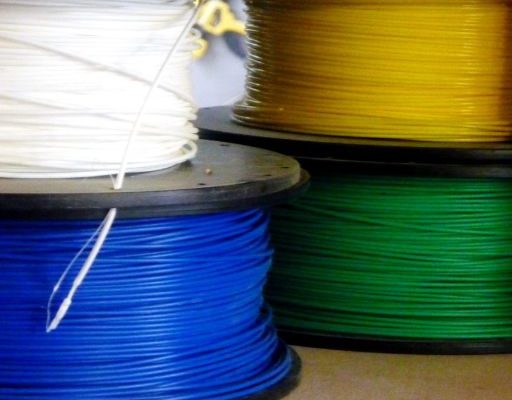 bobines de fils de différentes couleurs