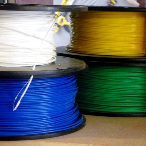 bobines de fils de différentes couleurs