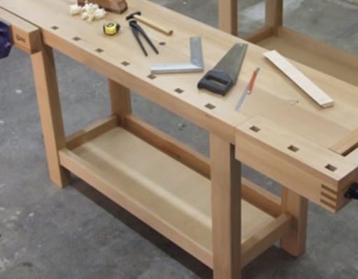 établi en bois avec des outils posés dessus