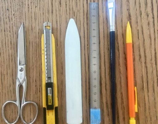différents outils disposés sur une table