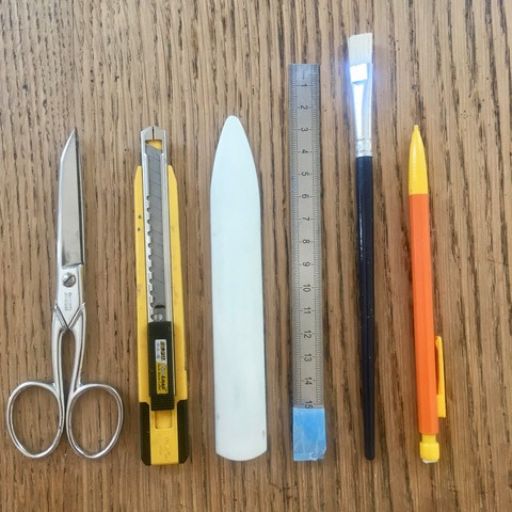 différents outils disposés sur une table