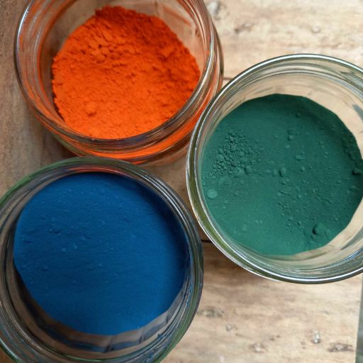 pots avec des pigments rouges, verts et bleus