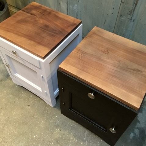 deux petits meubles en bois posés au sol