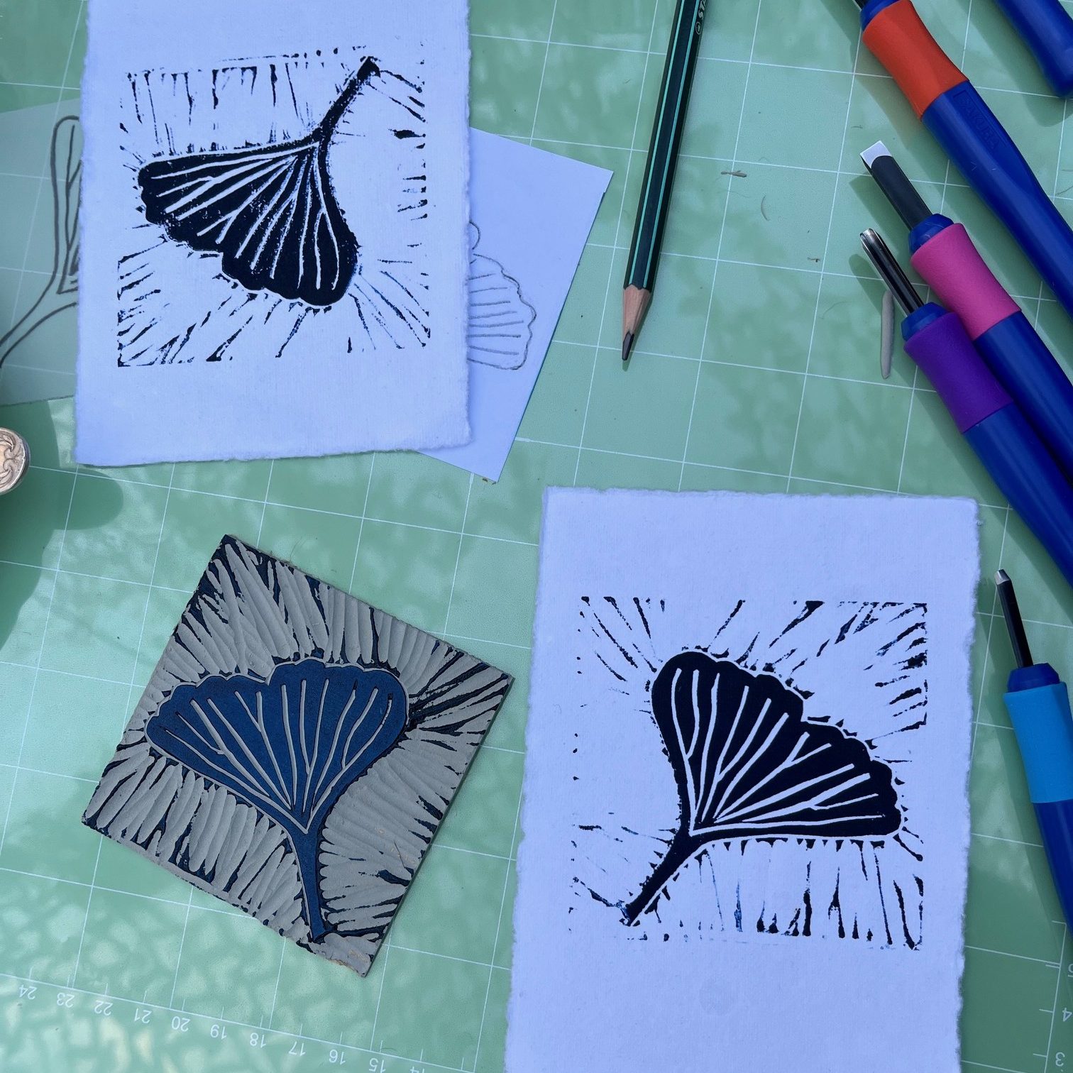 papier avec impression de linogravure