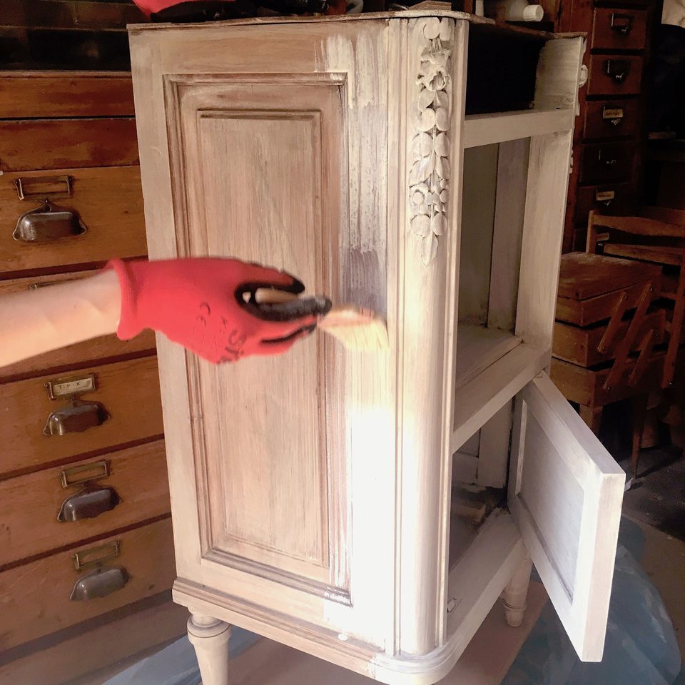 meuble en bois en train d'être peint