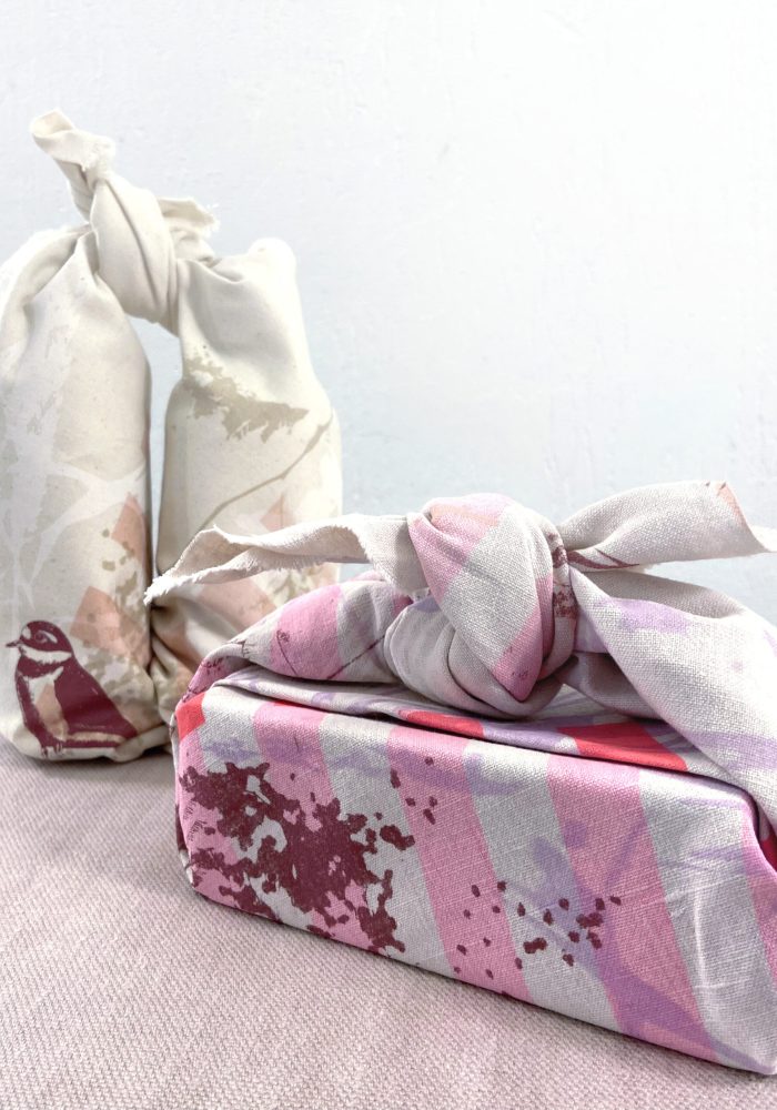 objets emballés dans du tissu avec la technique furoshiki