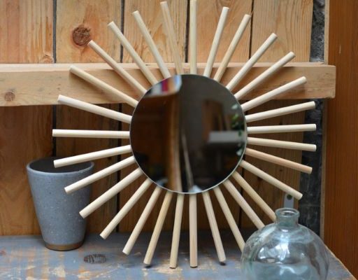 miroir en forme de soleil avec tiges en bois