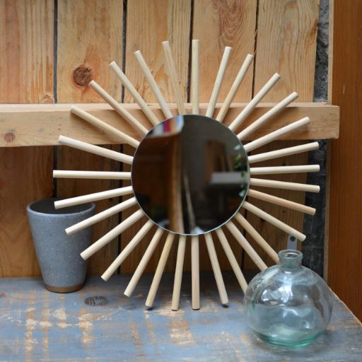 miroir en forme de soleil avec tiges en bois
