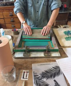 une personne en train de faire un atelier sérigraphie