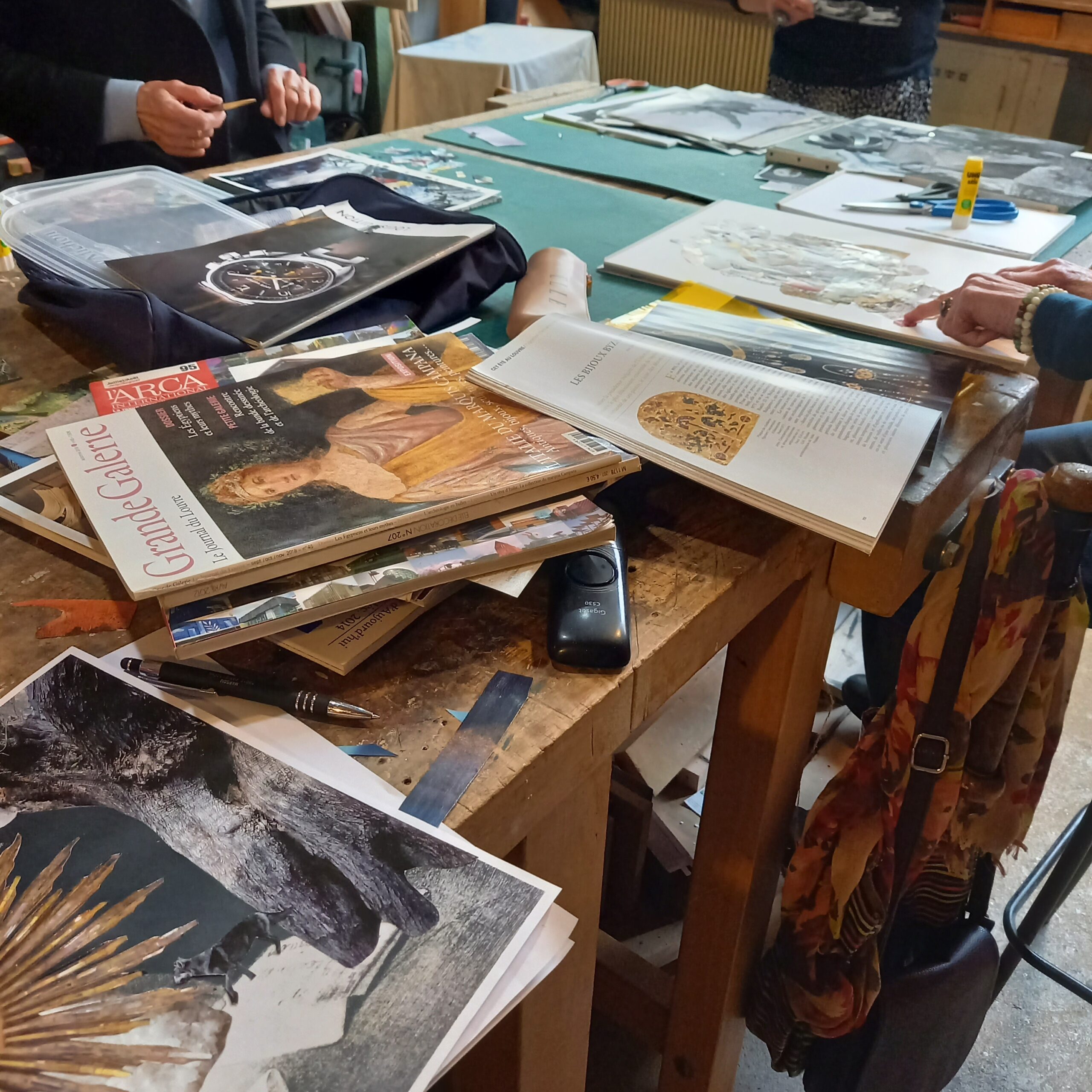 livres et magazines étalés sur une table