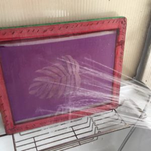 dégravage d'un écran pendant un atelier de sérigraphie