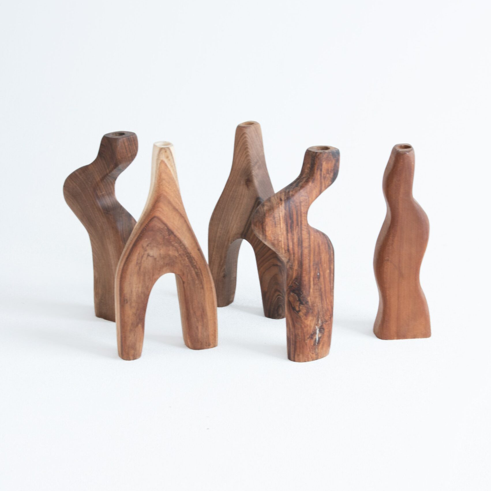 vases en bois disposés sur un fond blanc