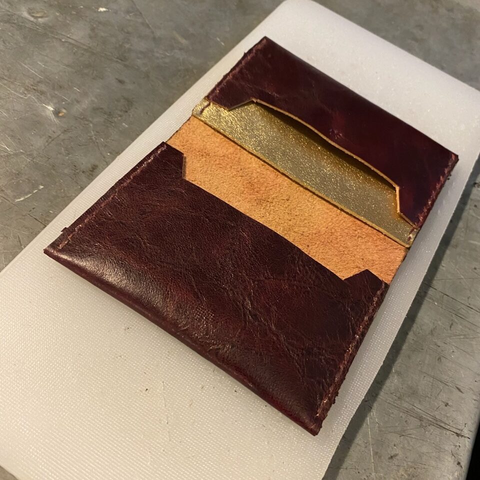Fabrication d'étui à cartes en cuir